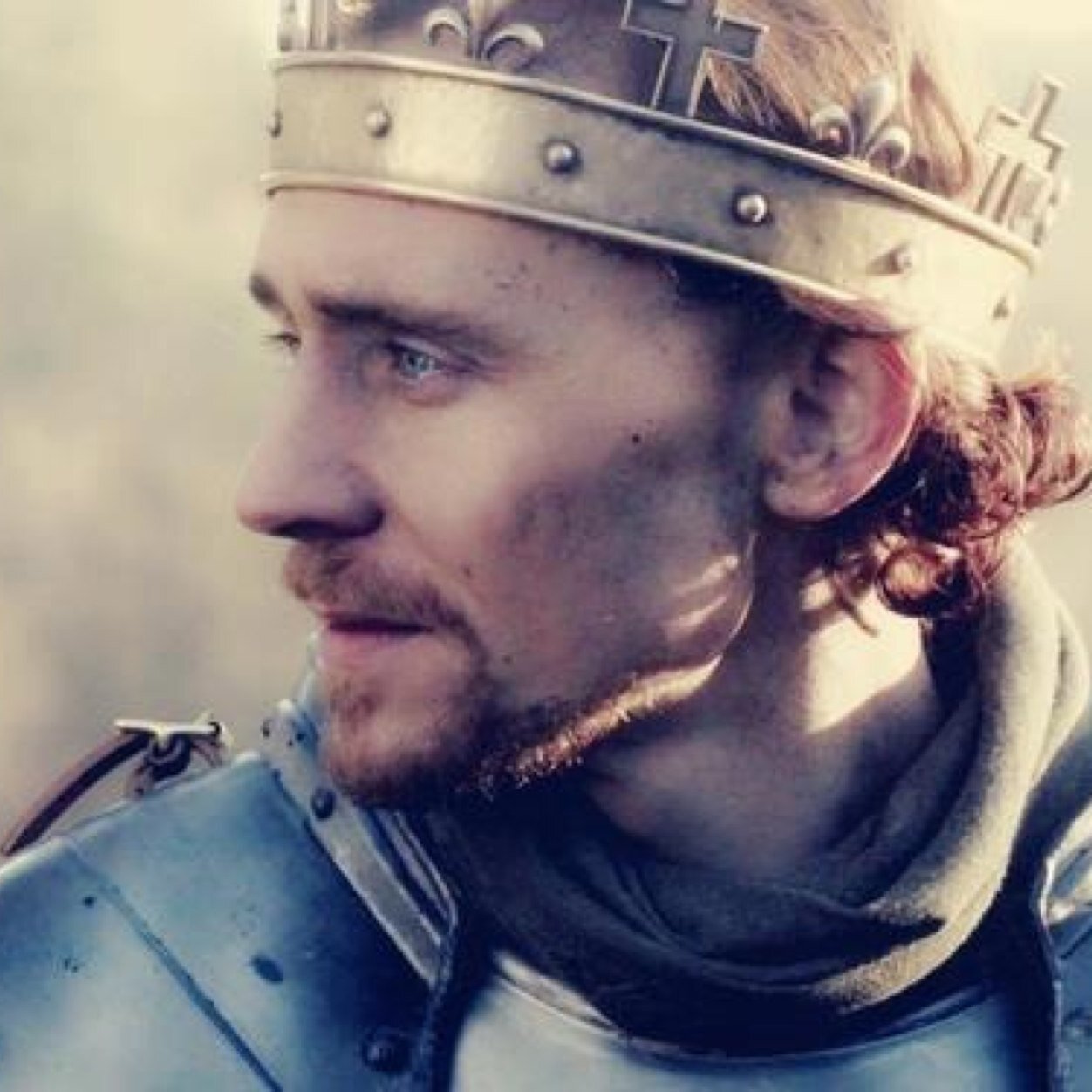 i'm naomi and i like bands and tom hiddleston