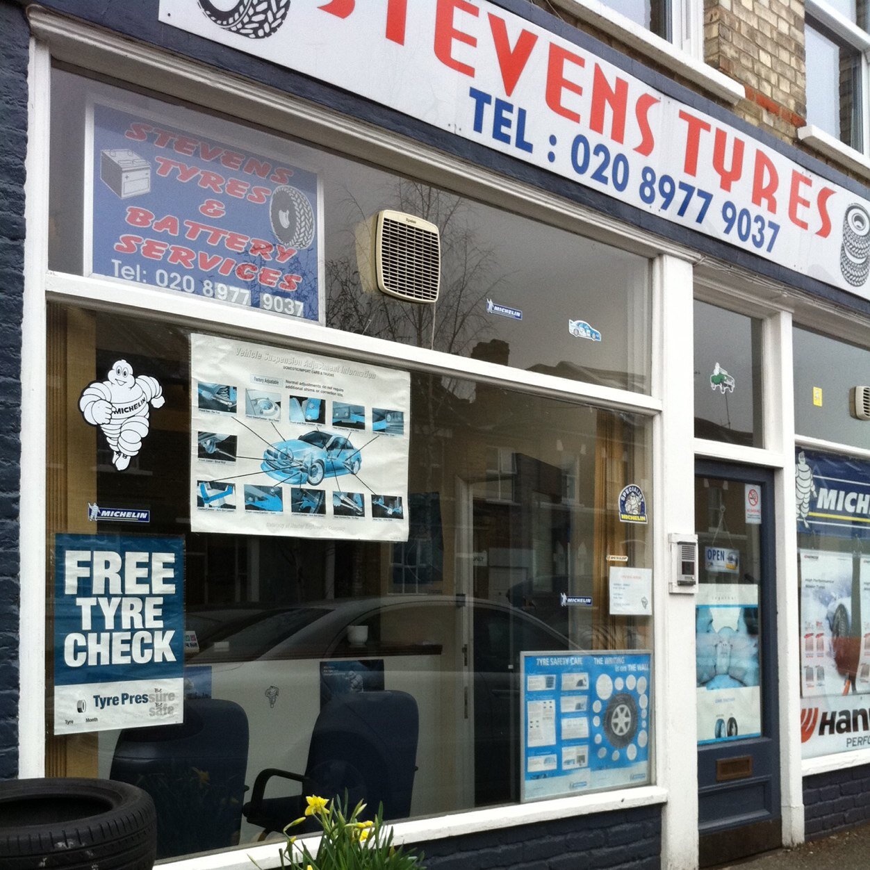 Specialist in Hunter 4 Wheel Alignment and Tyre Repairs.