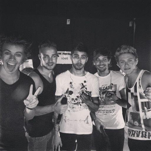 Twitter feito para Você DIRECTIONER/BOY,acompanhar a rotina da Page O Mundo das Directioners.E entrar conosco num Mundo só Nosso.