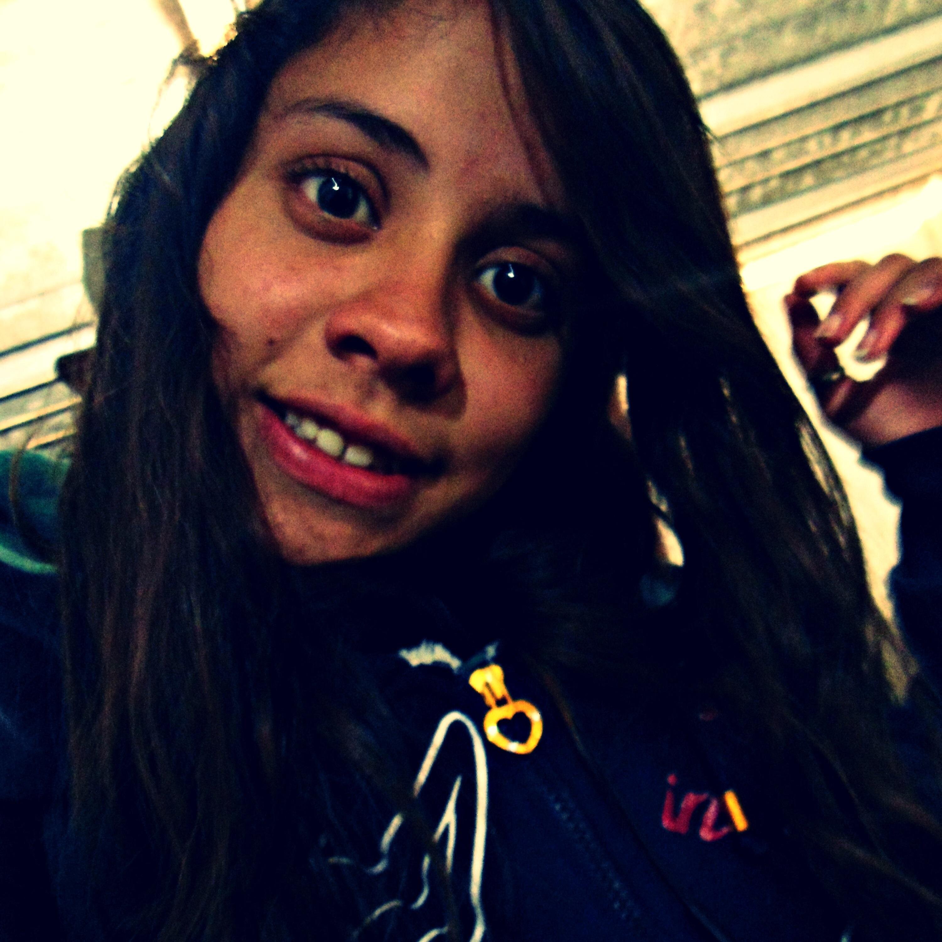 Quando você está triste, ninguém repara sua lágrima. Quando você está feliz, ninguém repara seu sorriso. Mas todos sabem te julgar.