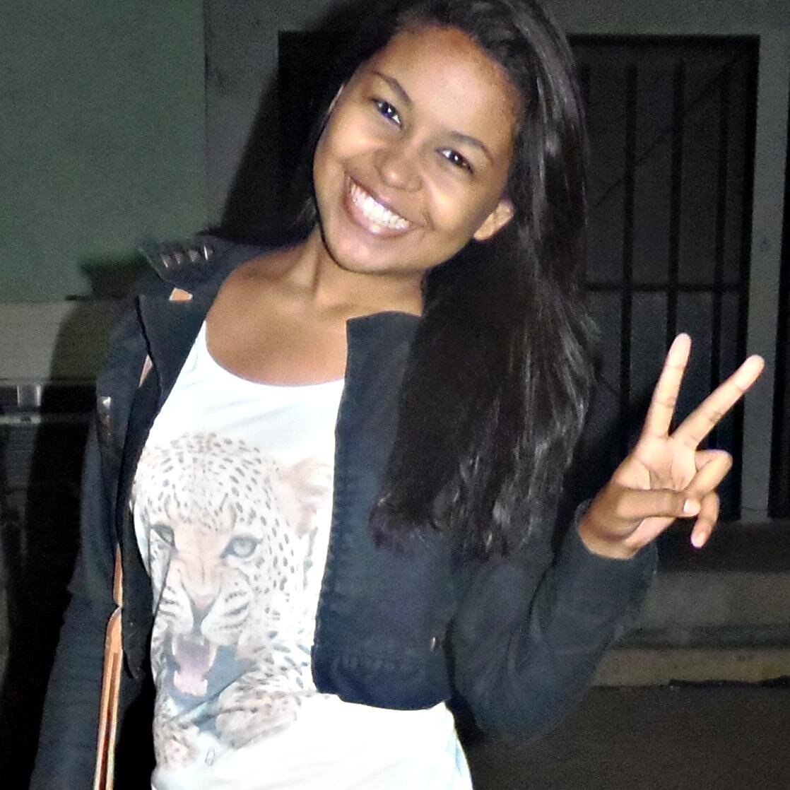 ~* sou a meninaa dos olhos de Deus, buscando cadaa vez mais santidade, na contra maao doo mundoo ;*