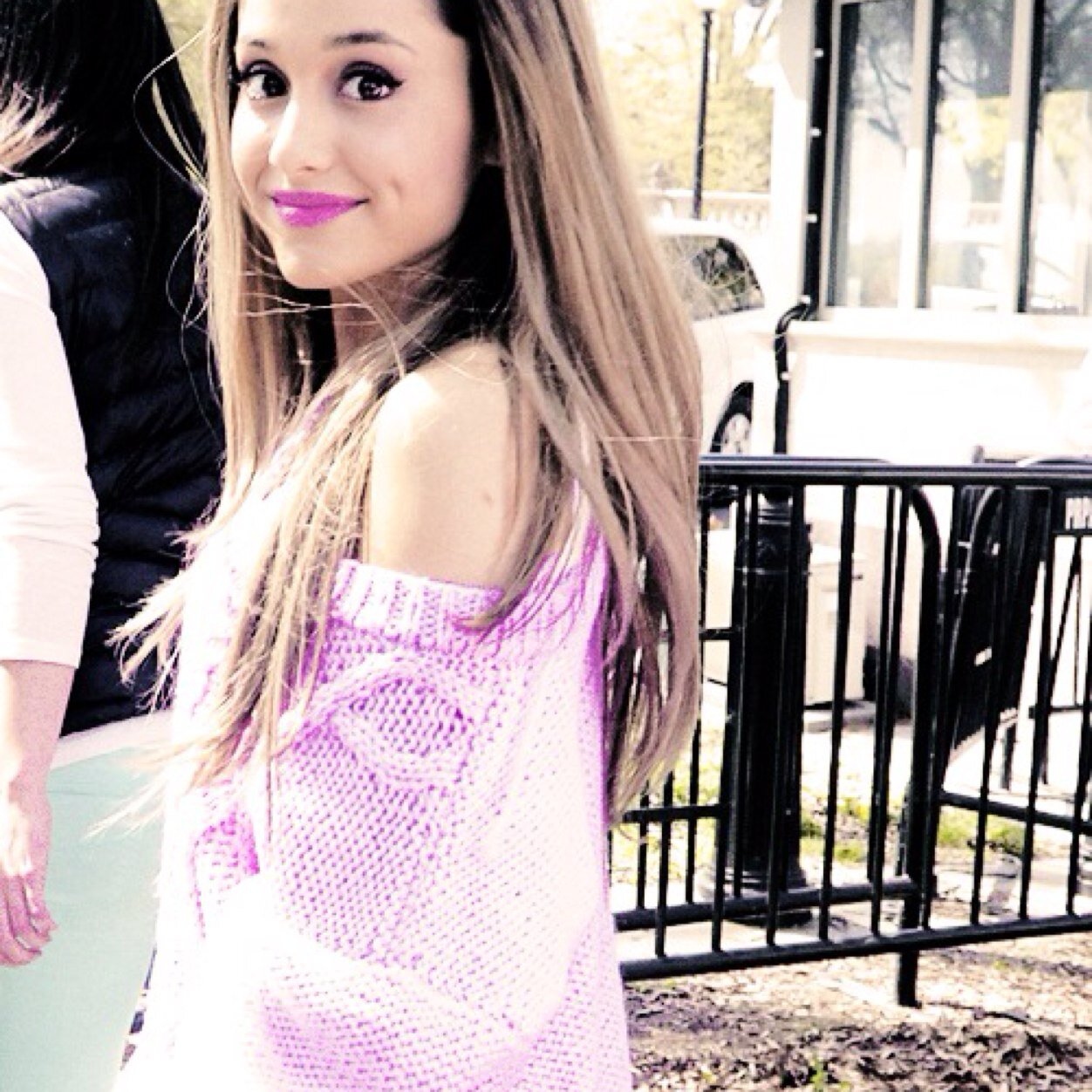 Arianator since 2011. !!!! i love ari, like i love food i cant live without it // oooooo if your a arianator were automatically besties .!