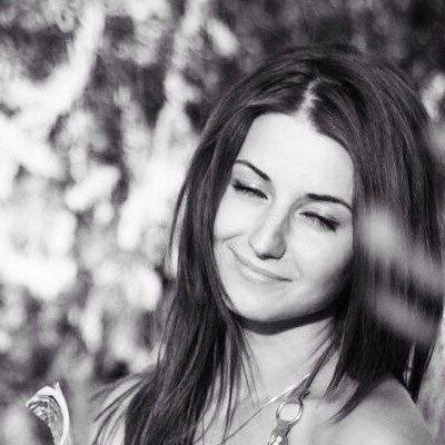 Это я. Как человек я общительная. Хочу жить не обычно. Родилась в замечательном городе. Просто люблю все новое.