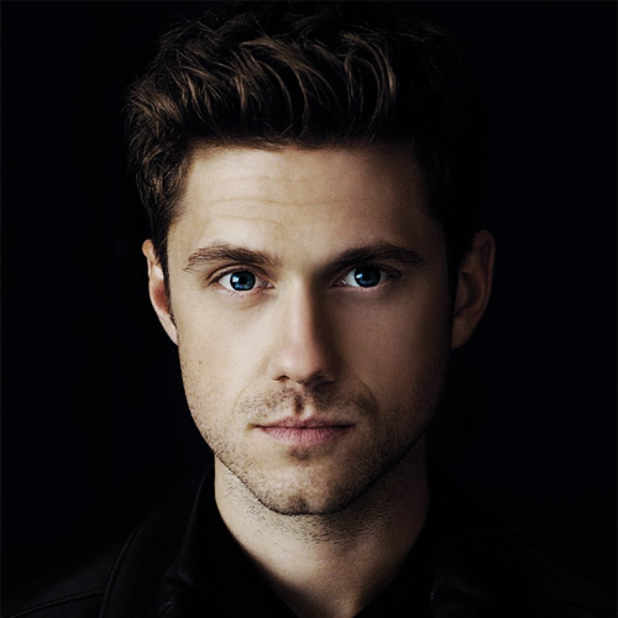 Jack Redmayne. Levi. Hermano pequeño de los Redmayne, cantante, antiguo Warbler. Red, the blood of angry men.