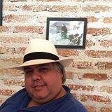 Esperando o trem em uma manhã calma de domingo. Sou um cara calmo, gosto de minha família e meus amigos.