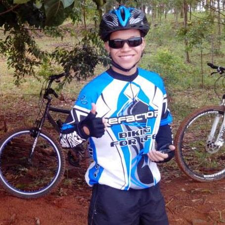 Sou um cara comum, estilo próprio, divertido, extrovertido, alegre, tímido, carinhoso, romântico, fiel, cheio de virtudes e defeitos.