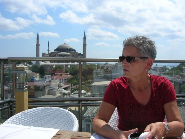 AfraTuinstra's profile picture. bluecheck