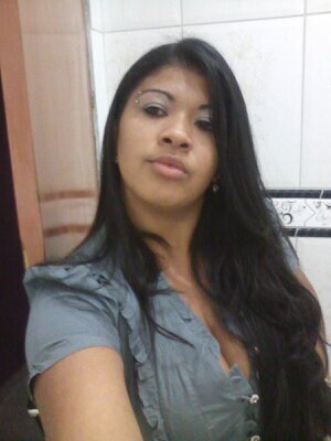 calada,timida, de poucas amizades,boa ouvinte, gosto de dançar ,bebo de vez em quando,quando gosto de alguem me torno muito estrovestida