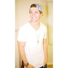 ti bacerò mentre incurvi le labbra, solo per sentire il sapore del tuo sorriso. – jacob harris miller; 21.