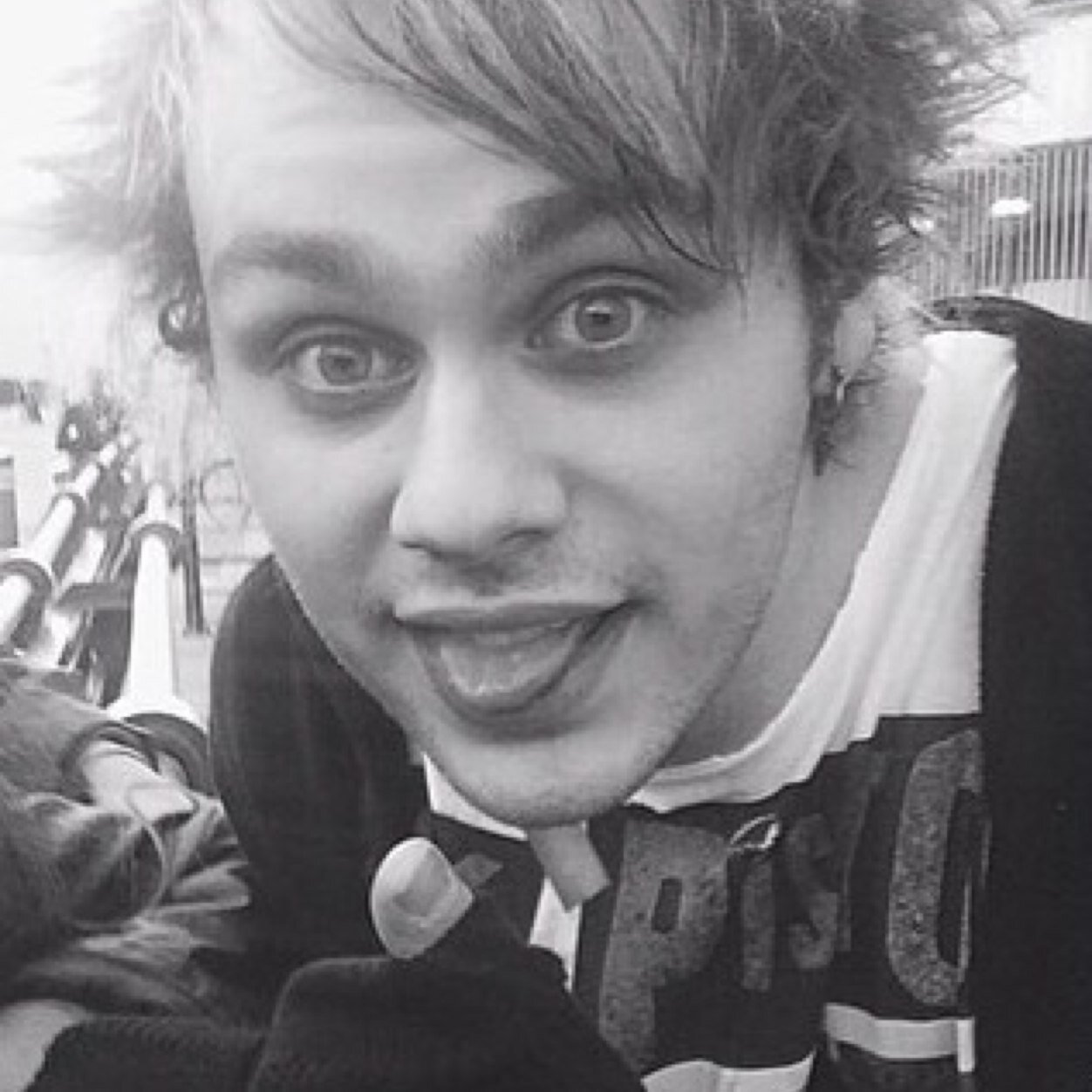 hi please follow @cuddlesformikey and tweet me for a followback! im here for you if you need someone to talk to about anything at all and i love you lots!