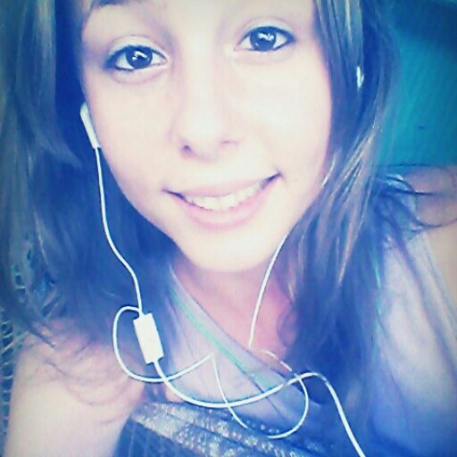 Ask : @AnnaLuciaBF
Sigoo de volta . 
33'