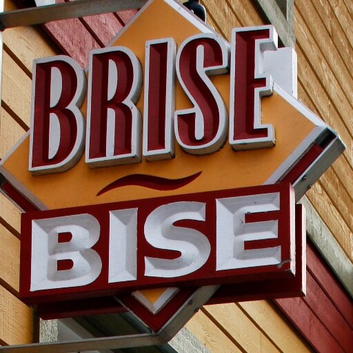 Le Brise-Bise est situé au cœur du centre-ville de Gaspé. Menus du jour et Tables d'Hôte du soir. Surveillez notre programmation de spectacles.
Bienvenue!