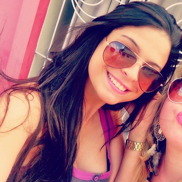 estudante de Publicidade. 19 anos.