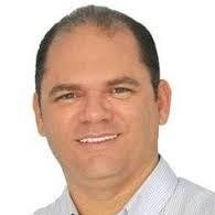 Simplesmente na vida sou poeta 
Que prega do Evangelho a redenção; 
Pois somente Jesus é quem liberta 
Toda alma que anseia a salvação.