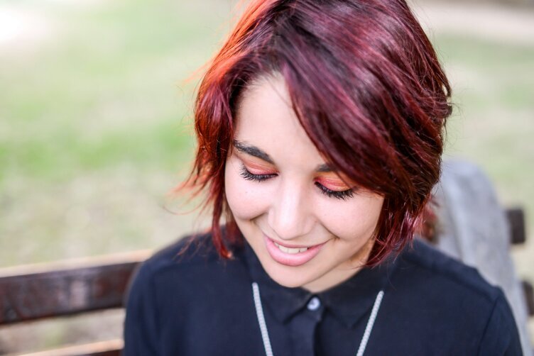 Drama student. 18. Redhead. 9gag enthusiast. Open minded. Strange.