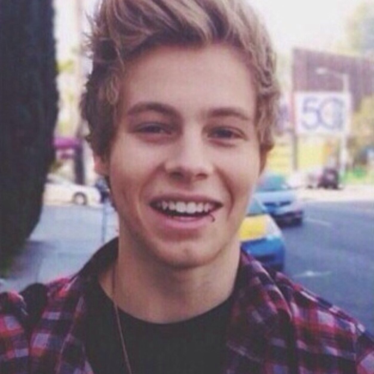Please follow @flyingwithlukex ❤️