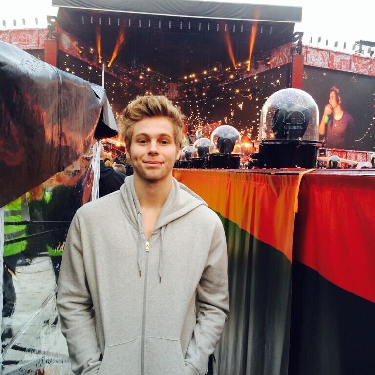 If you follow me you're not beyonce/ 5SOS