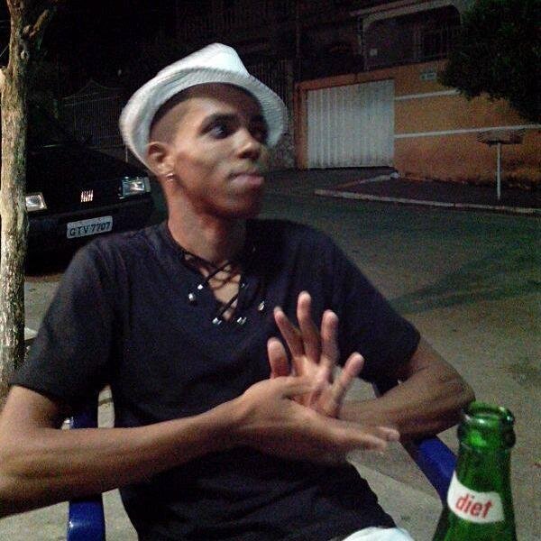 nunca ignore uma pessoa que te ama e se importa com vc, por que um dia vc pode perceber que perdeu a lua enquanto contava as estrelas