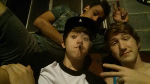 Hey i'm Joey! I love hanging out with my friends and being with my gal (:V)