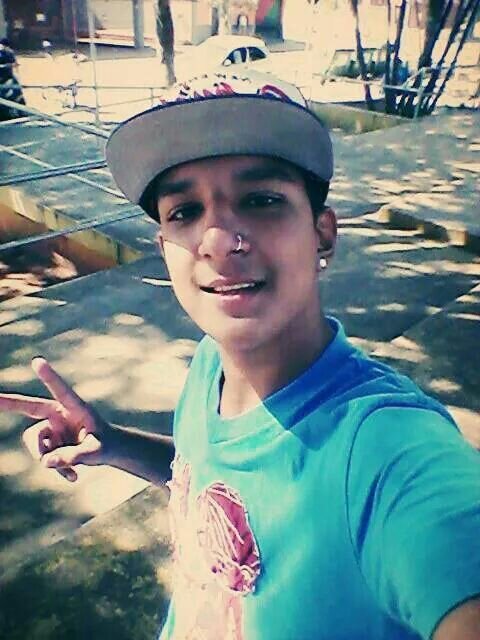 Com a cabeça erguida mantendo a fé em Deus... 
