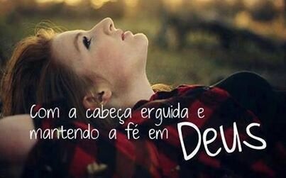 Amo Deus em primeiro lugar, minha familia e meus amigos, sou diverta, chata as vezes rsrs, apaixonada, etc...