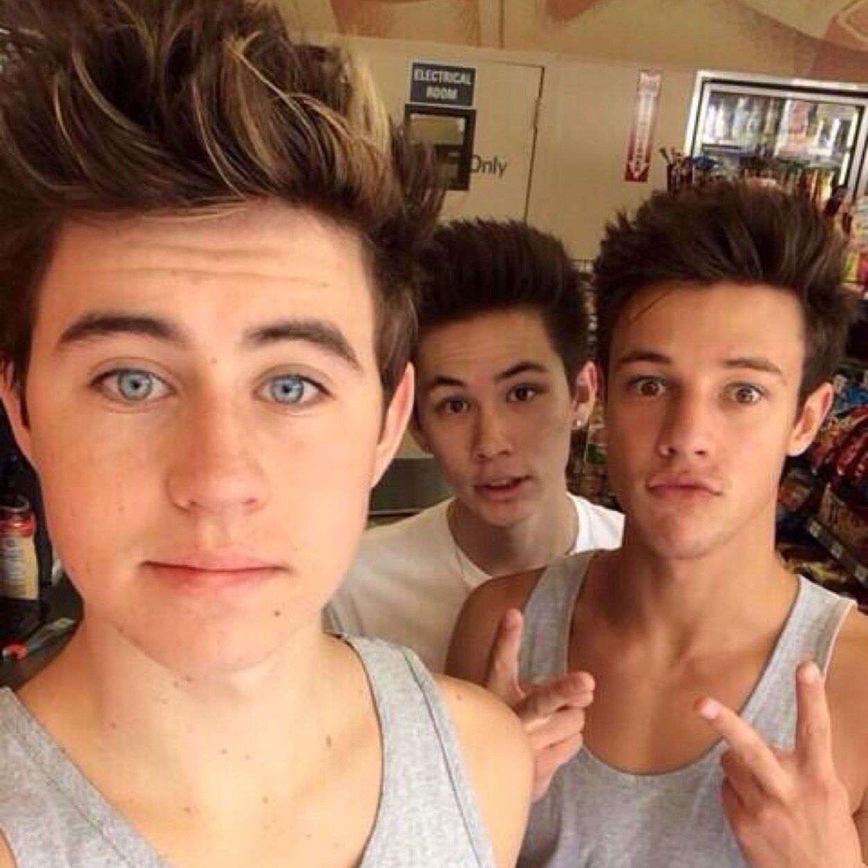 Please follow @carpenter152 and @itsbrittneybro_ & @kongchristina