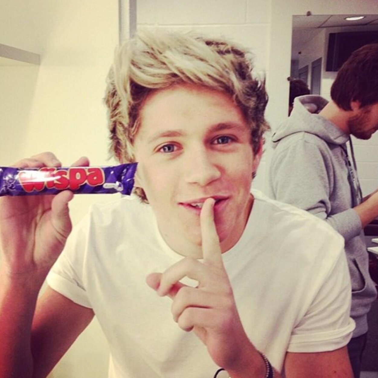 Oi! Im Niall I like food! talk t me! #Single ! I'd rather be a boy and play with paper airplanes, then be a man and play with a woman's heart