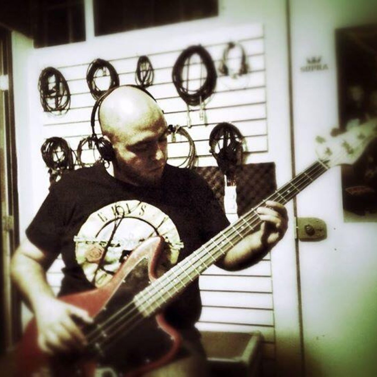 Bass Player, inusual y diferente, M.•. M.•.