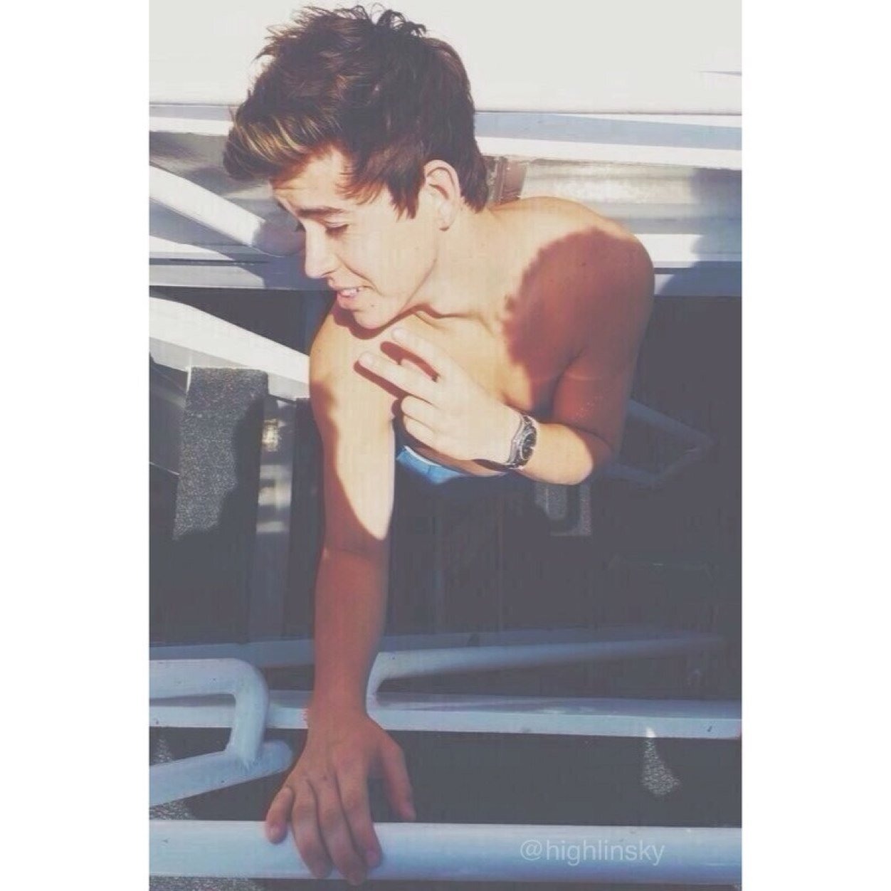 Please follow @uniquegrier.