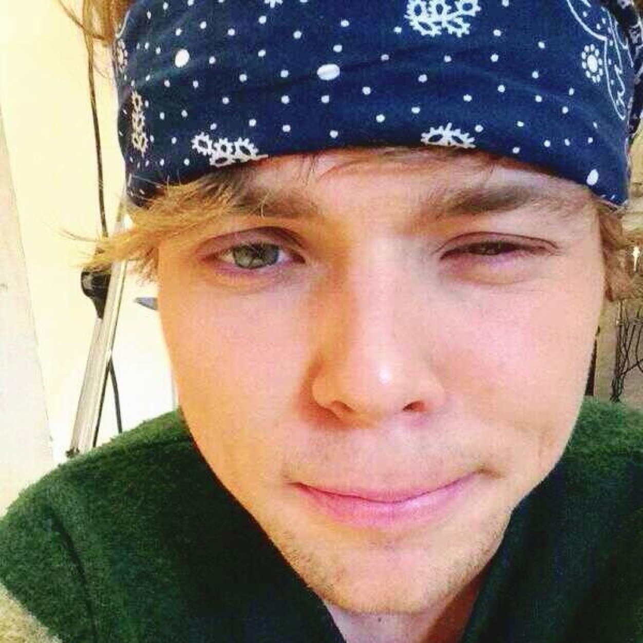 hi, this is a free follow from @sheeransaurus would you mind following? She follows back. Have a lovely day :) x
