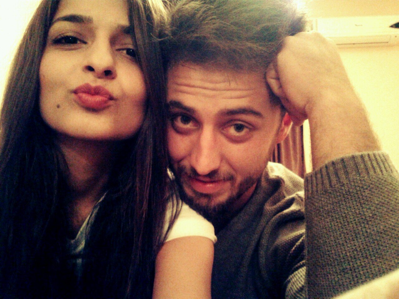 ykmzgclr's profile picture. ''Hayatta iki şeye güveniyorum.Biri aynaya baktığımda gördüğüme,diğeri yukarı baktığımda göremediğime.