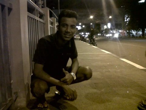 mencari sesuatu