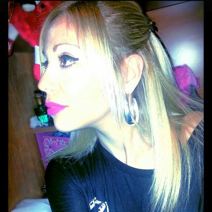 ciao a tutti!!sono ilenja, farmacista .. Amo lo sport e la moda e soprattutto viaggiare ... seguitemi se vi và.. baci