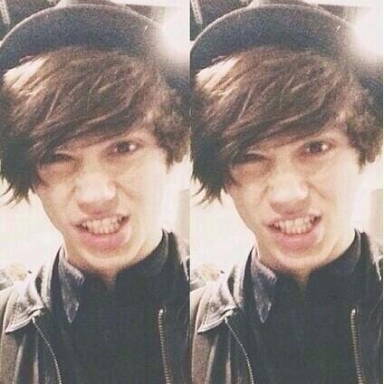 Go follow @harrysbaexxxx