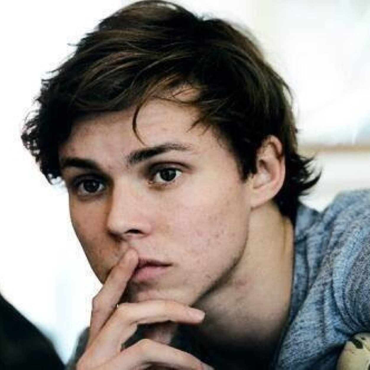 Waiting for ashton to follow me. ❤️5sos, miley cyrus ❤️
