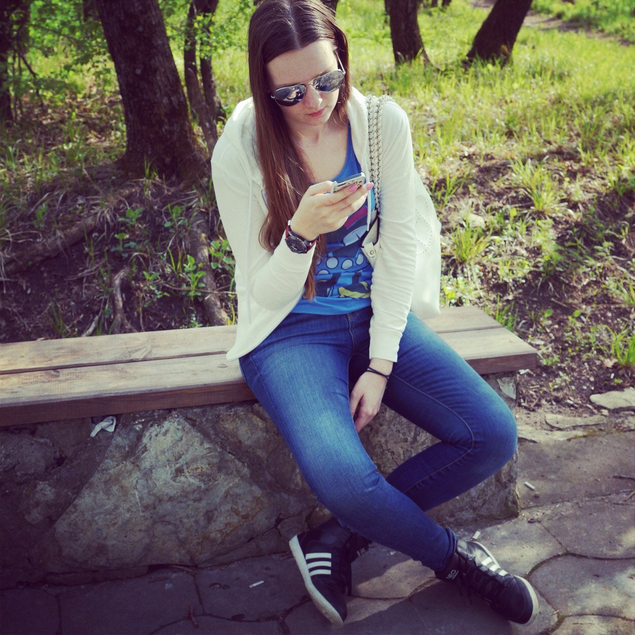 luntic's profile picture. несколько странная, но вполне адекватная)))
безумно критичная и самоироничная, пытающаяся копать глубже.