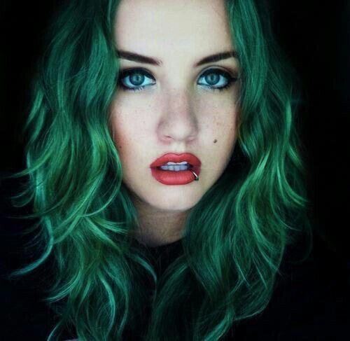 AshleeItalian's profile picture. Ashlee, green hair, Italian, Directioner, 5SOSFAM