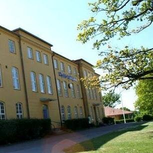 Högalids Folkhögskola har en stor bredd i sitt kursutbud. Här möter du människor i olika åldrar med skilda bakgrunder, livssituationer och förutsättningar.
