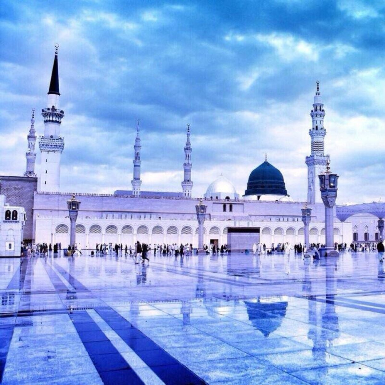 نسألك اللهم ان تجعل لنا صوتًا ويدًا نصنع فيهما أثرًا .
إن اكثر مانخشاه هو أن ننسى بعد موتنا نخشى الا نترك حسنة تزيد من اجرنا.