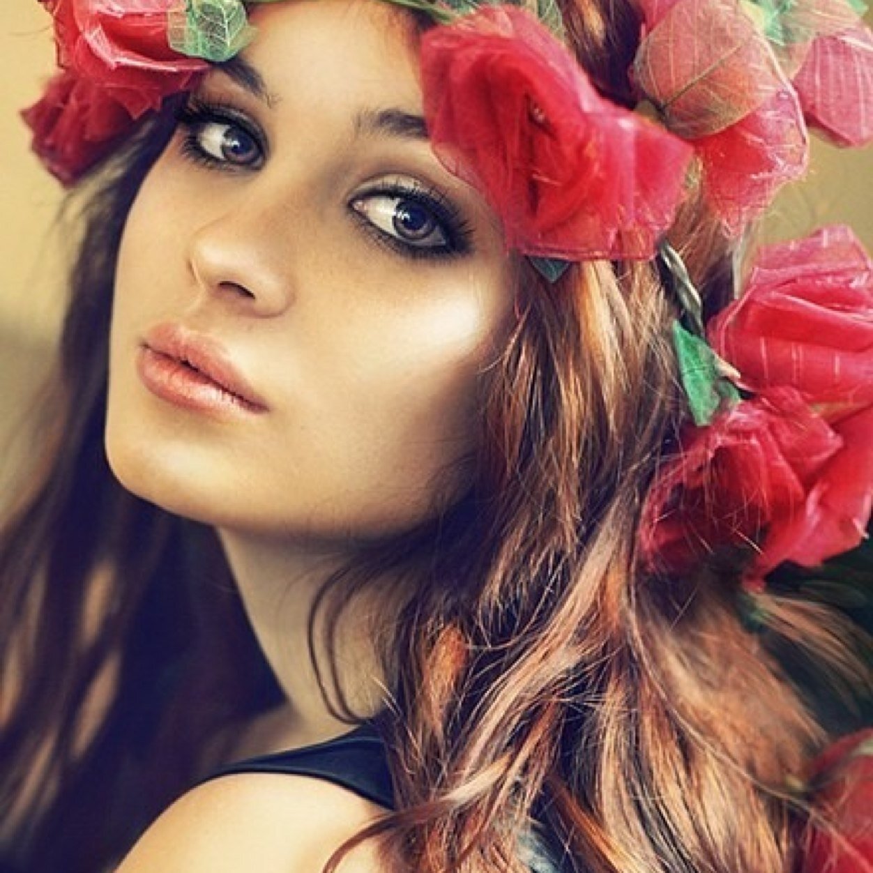 Daughter of @TheHybrid12 and @LipstickedWolf. Single 15 years old. Hybrid. RP.