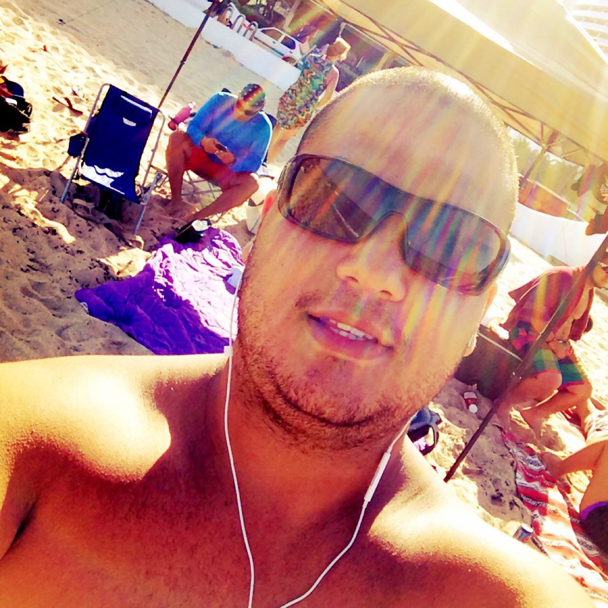 Estudiante de Comunicacion Social, amante de la fotografia, la playa es el lugar perfecto para mi! Caminando entre la Basura sin ensuciarme...