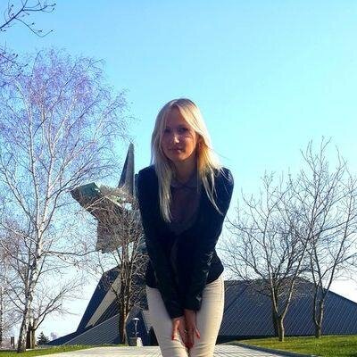 Я очень коммуникабельная в жизни. Хочу думать беззаботно. Люблю говорить с людьми. Живу в прекрасном городе.