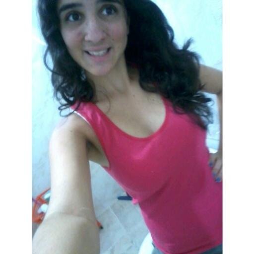 Aquariana , 18 anos , Em um relacionamento sério .. 

O resto ? Descubra vse mesmo :)
