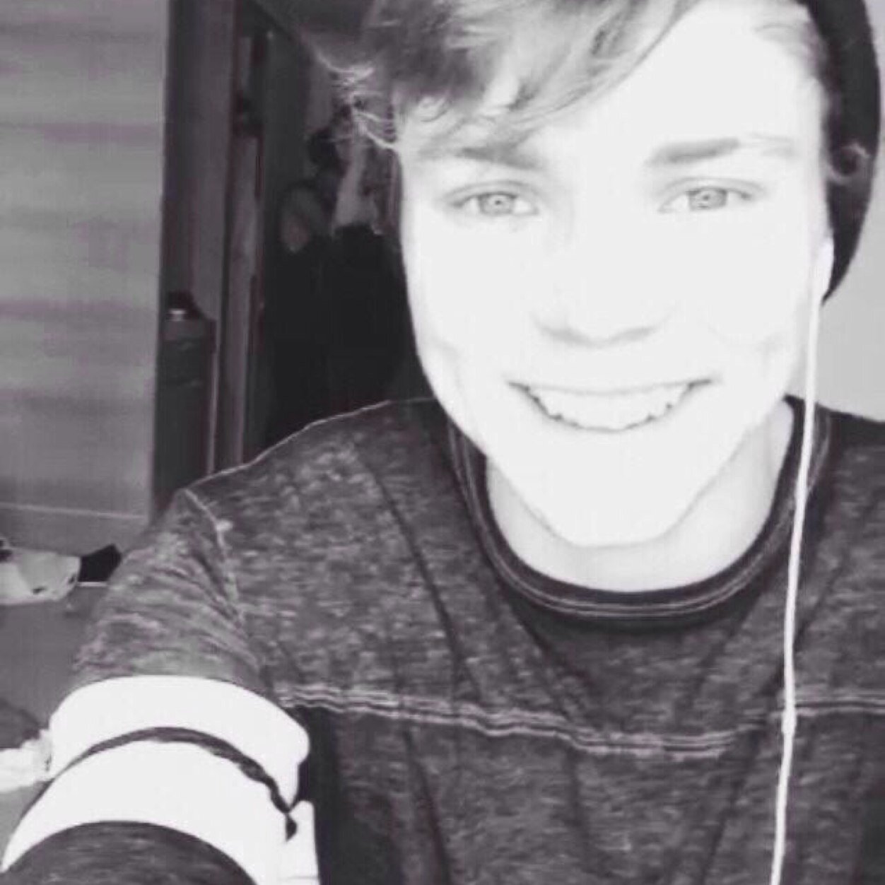 hey follow @derpashniall