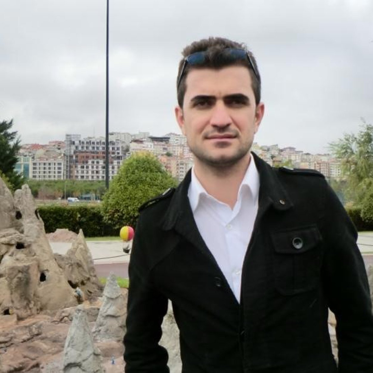 rebazvitra's profile picture. 