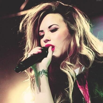 Não me julgue, você sabe o meu nome, não minha história...
Demi Lovato ..