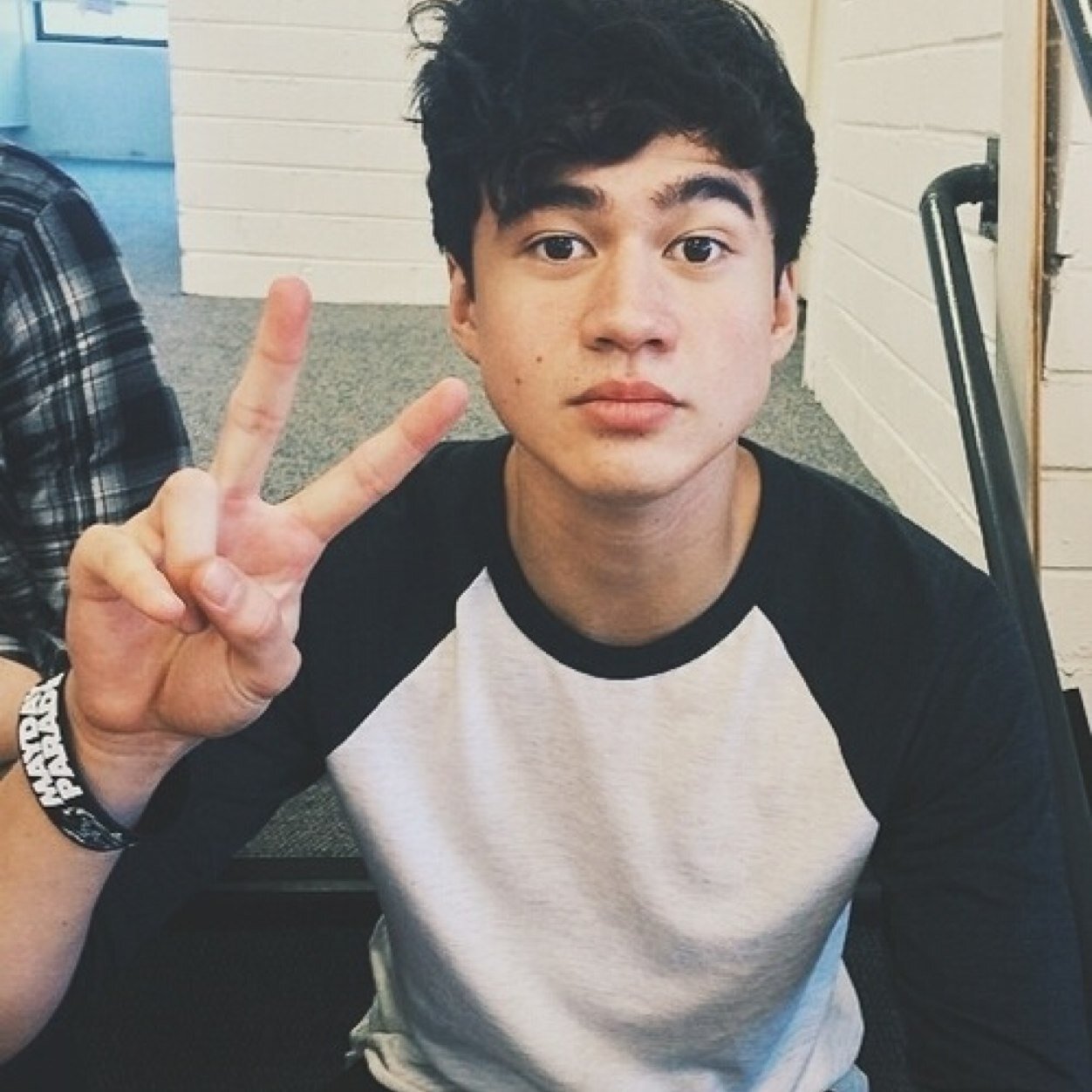 follow @hemmolaugh for a dm to Luke, Michael, Calum, or band account.