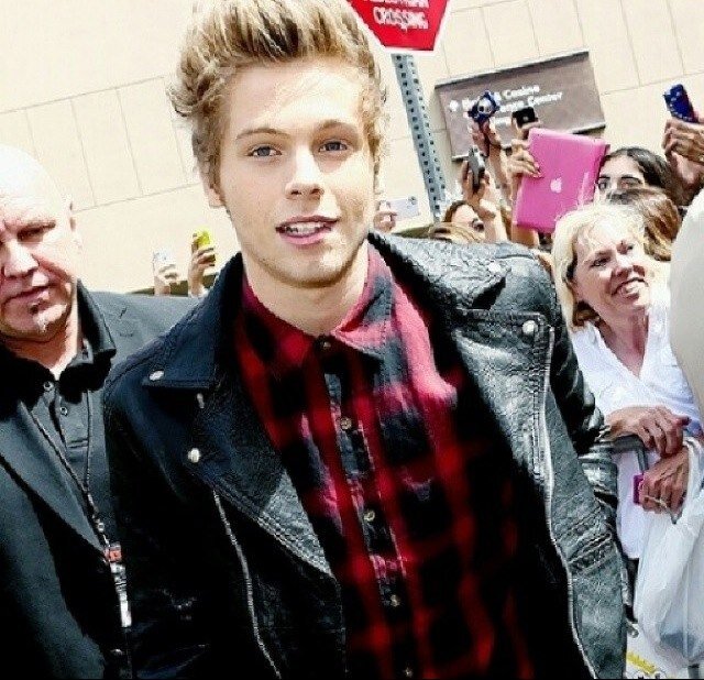 ilovejustxn's profile picture. 5SOS Janoskians Cris Cab