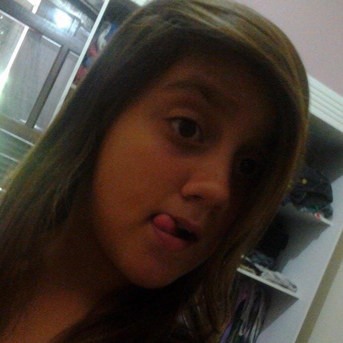 Adoro One Direction e gosto de fazer novas amizades