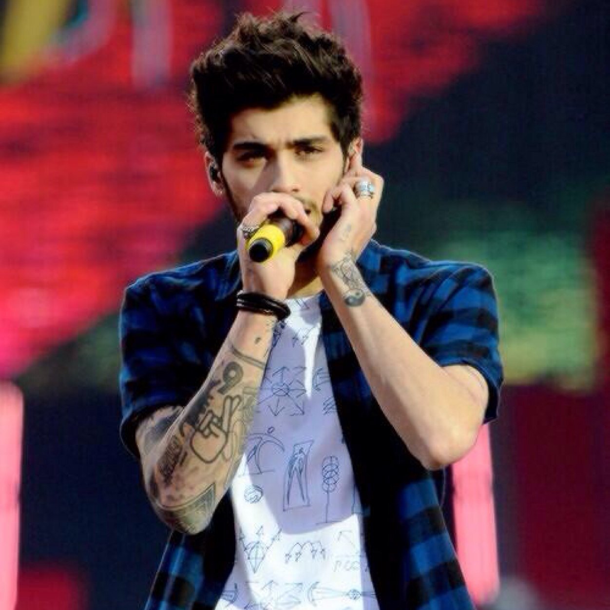 HEY HI FREE FOLLOW! PLEASE GO FOLLOW @avery_stylesbo THANKS